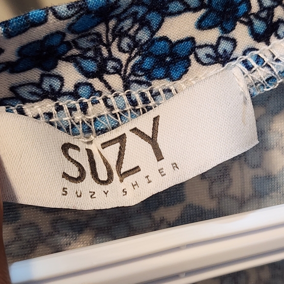 Suzy Shier Floral White and Blue Fitted Top - Picture 9 of 9